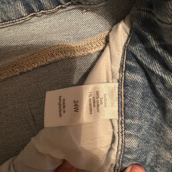 Maurices 24w distressed capris - Picture 2 of 4